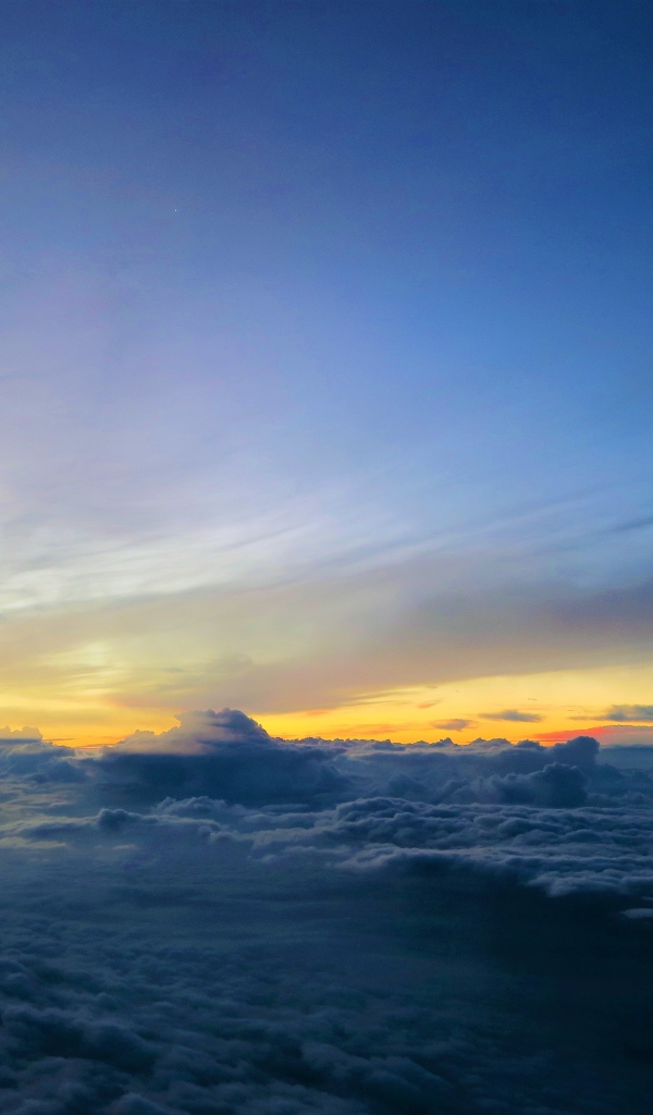 Белые низкие облака под голубым небом на рассвете