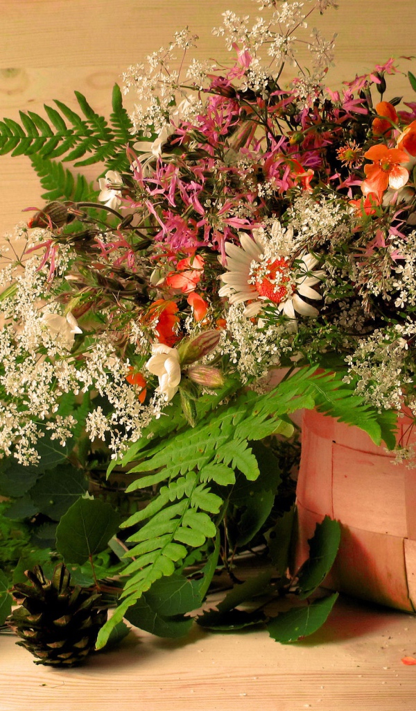 Букет цветов в корзине на столе