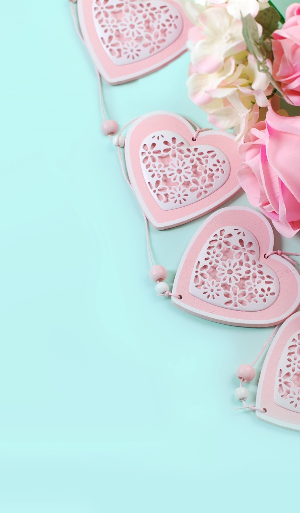 Букет розовых роз на голубом фоне с сердечками