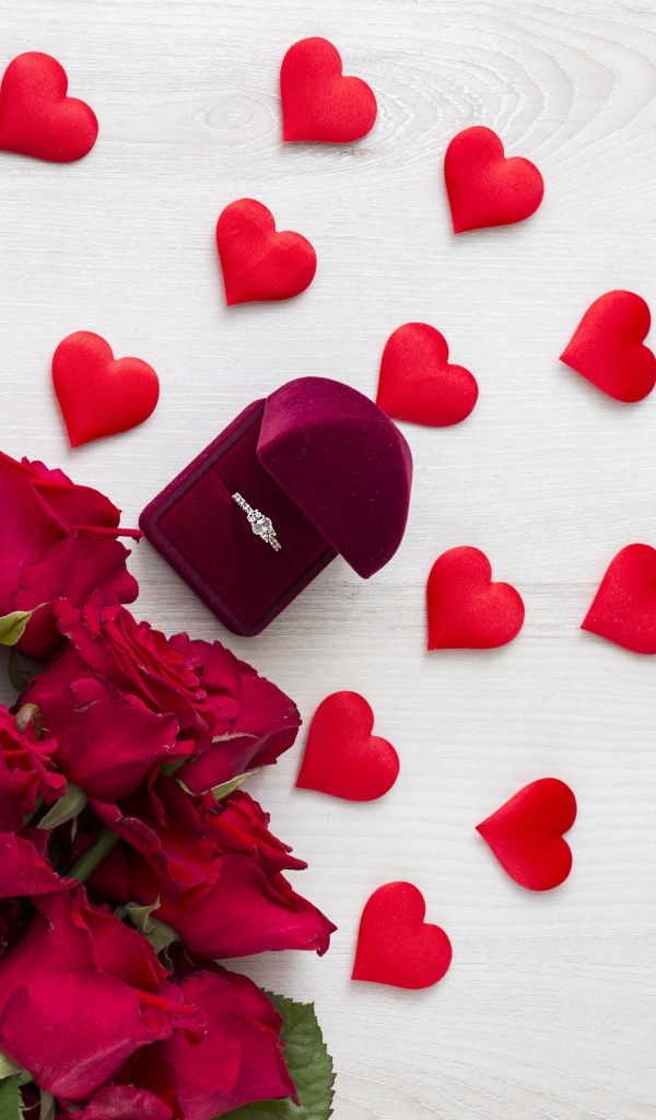 Букет красных роз с красными сердечками и коробочкой с кольцом
