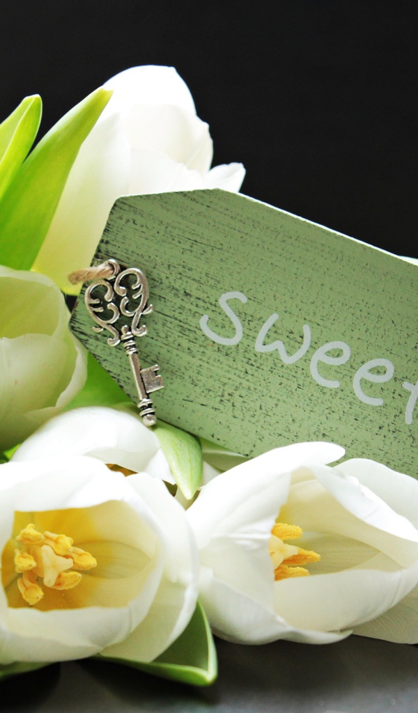 Букет белых тюльпанов с надписью и маленьким ключом