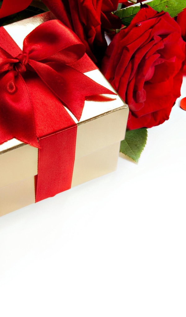 Подарок с красным бантом на белом фоне с красными розами и сердечками