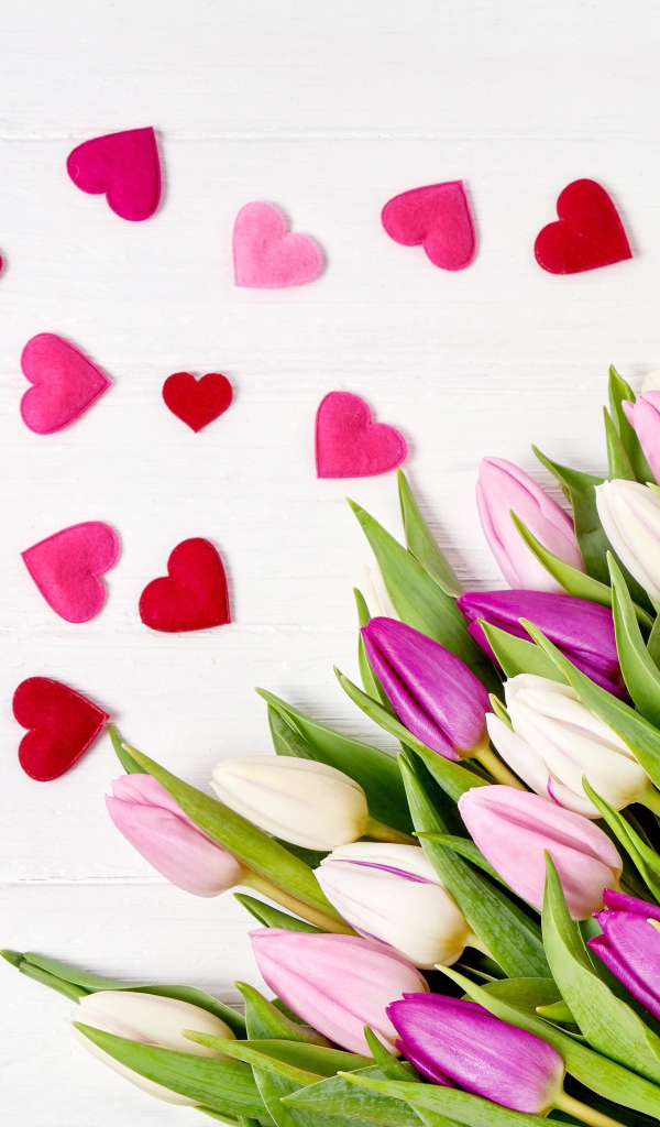 Красивый букет нежных тюльпанов с маленькими сердечками на белом фоне