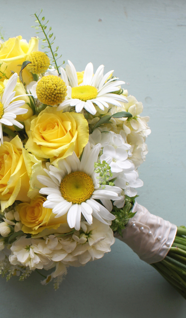 Красивый букет цветов на сером фоне