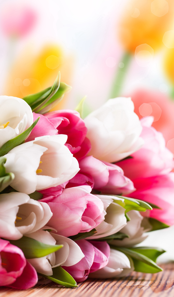 Красивый букет розовых и белых тюльпанов на столе