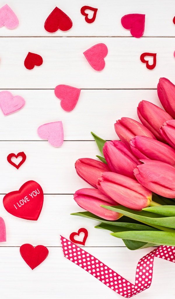 Красивый букет розовых тюльпанов на белом фоне с сердечками и лентой