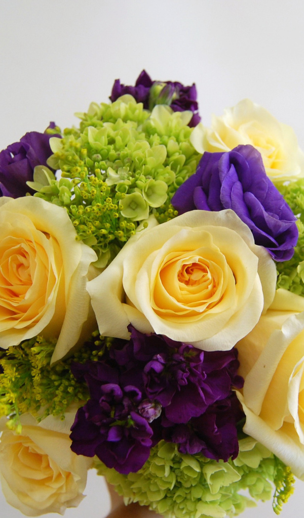 Красивый свадебный букет с розами на сером фоне