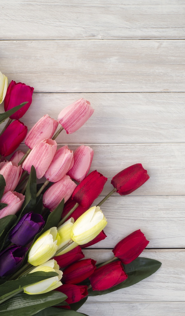 Букет искусственных тюльпанов на серой деревянной поверхности
