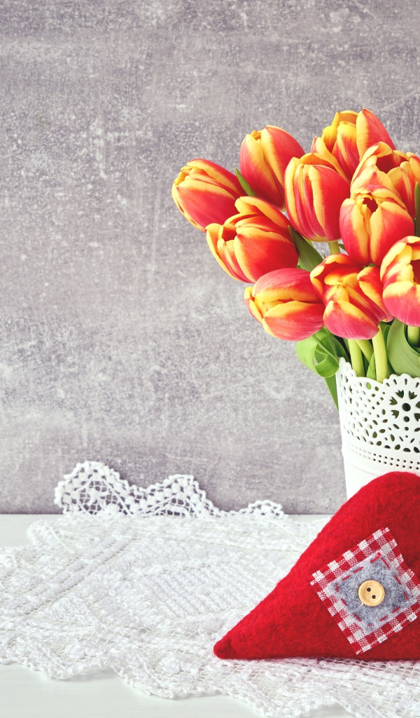 Букет красивых тюльпанов в вазе на сером фоне с сердцем