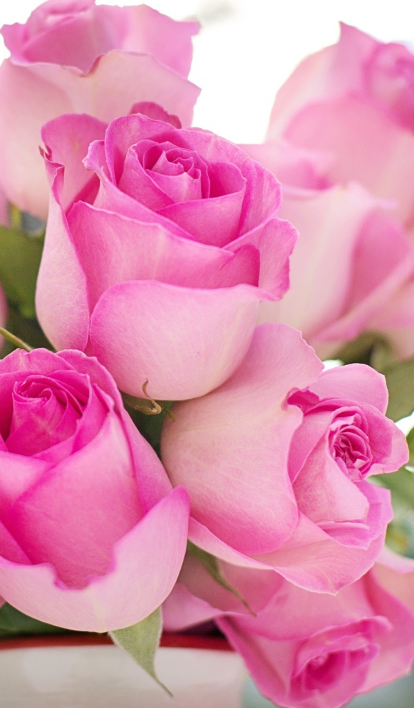 Букет нежных розовых роз в вазе 