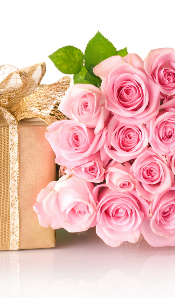 Букет нежных розовых роз с подарком на белом фоне