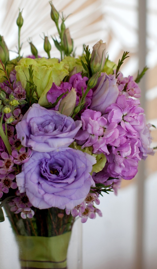 Букет эустомы в вазе крупным планом