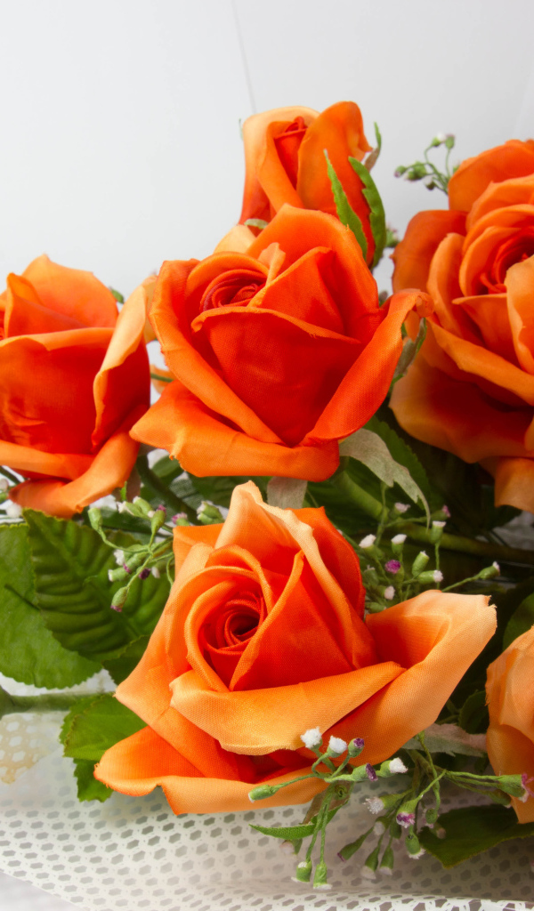 Букет оранжевых роз с полевыми цветами 