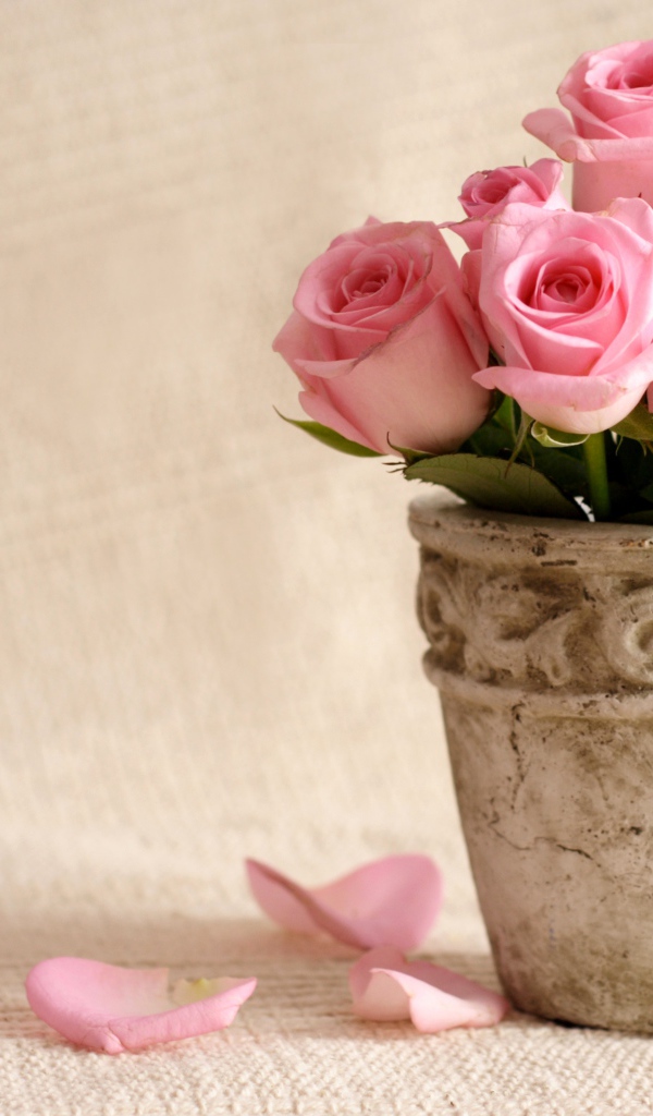 Букет розовых роз в глиняной вазе