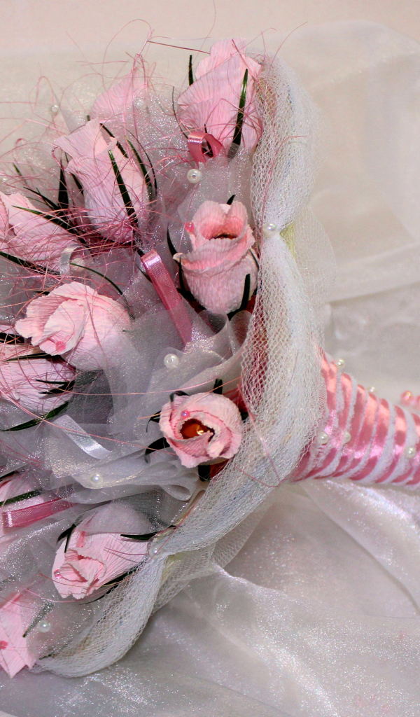 Букет розовых роз из бумаги с конфетами 