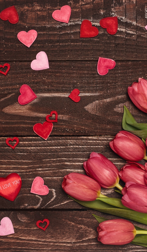 Букет тюльпанов на деревянном фоне с сердечками