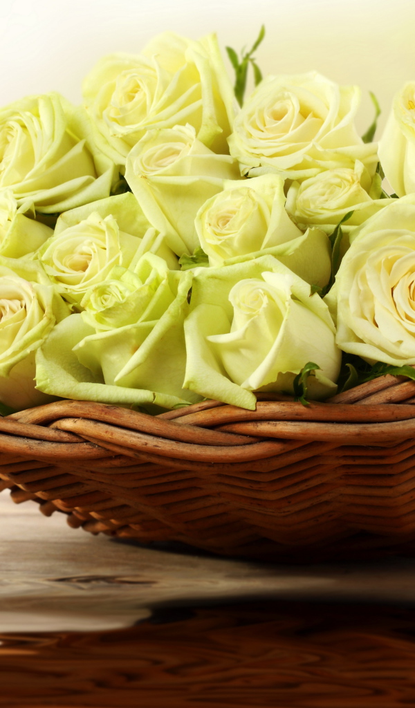 Букет белых роз в плетеной корзине