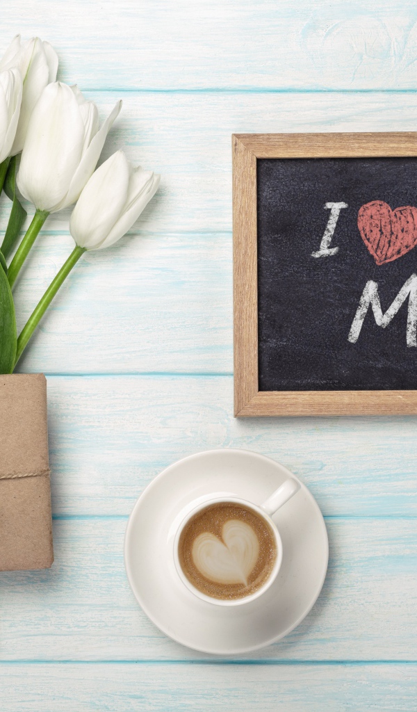 Букет белых тюльпанов, подарок и чашка кофе для мамы 