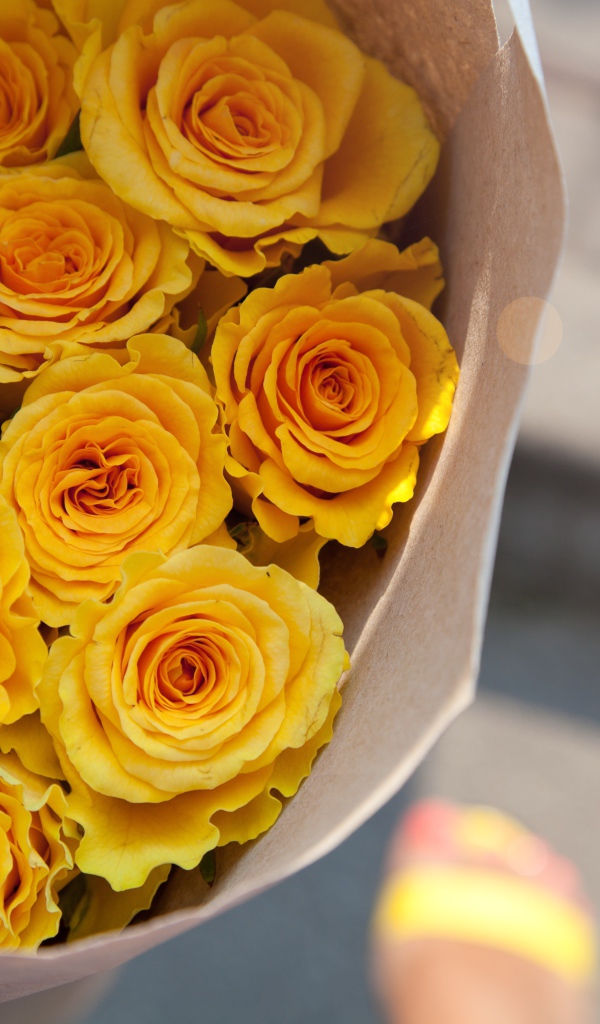 Букет желтых роз в бумаге