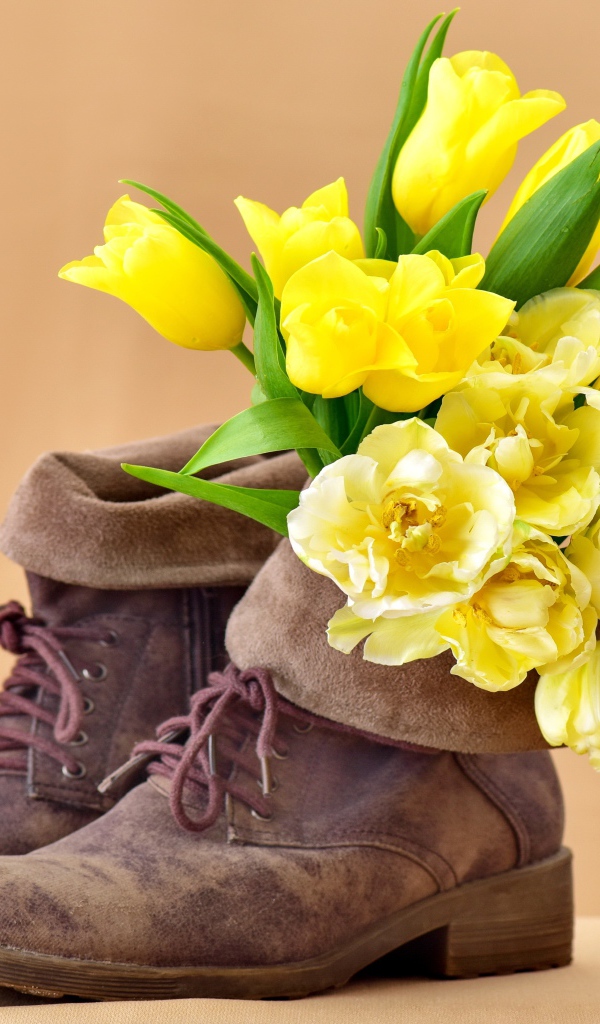 Букет желтых тюльпанов в старых ботинках 