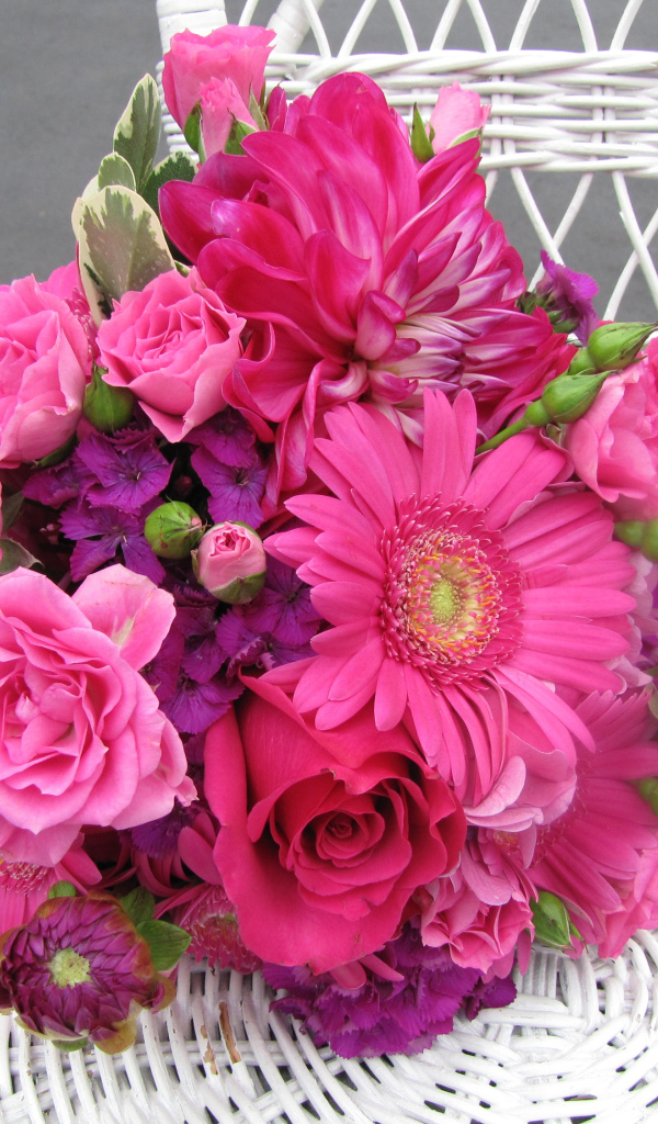 Букет с розовыми цветами георгины, розы, герберы и флоксы на белом стуле