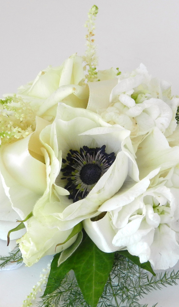 Букет с белыми цветами анемоны на сером фоне