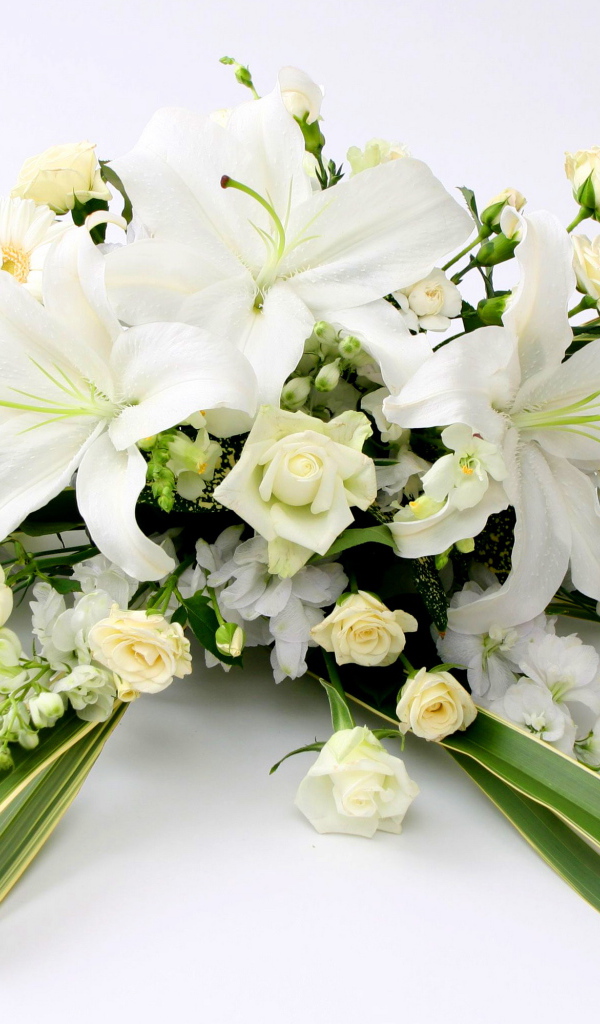 Букет с белыми розами, каллами, гвоздиками  и лилиями 
