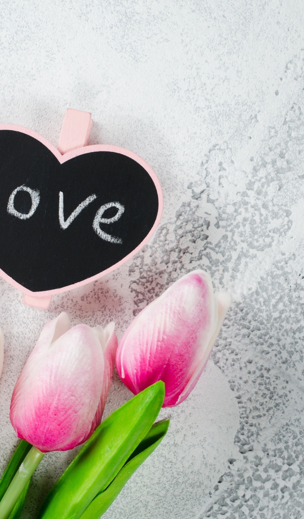 Сердечко на сером фоне с букетом розовых тюльпанов