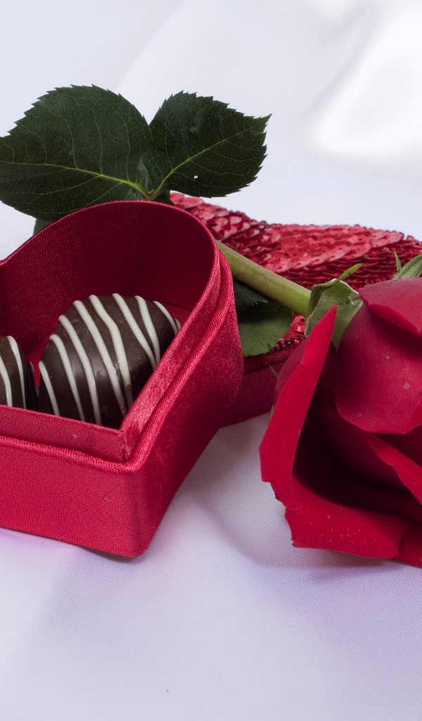 Красная роза с коробкой с шоколадными конфетами в форме сердца