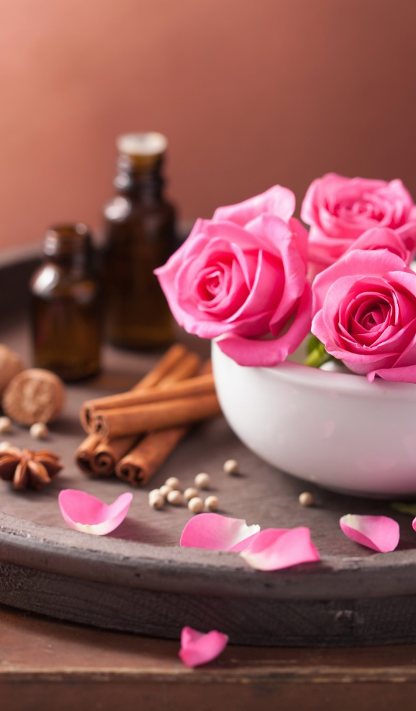 Розы на подносе с корицей и ароматным маслом