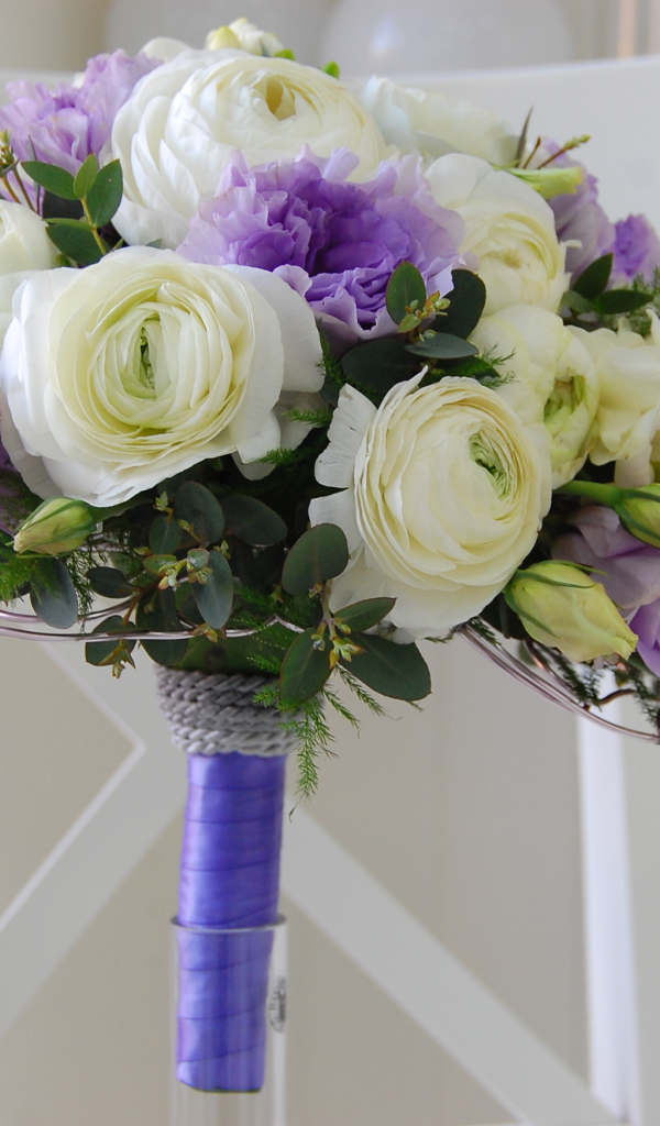 Белые лютики и цветы фиолетовой эустомы в букете 