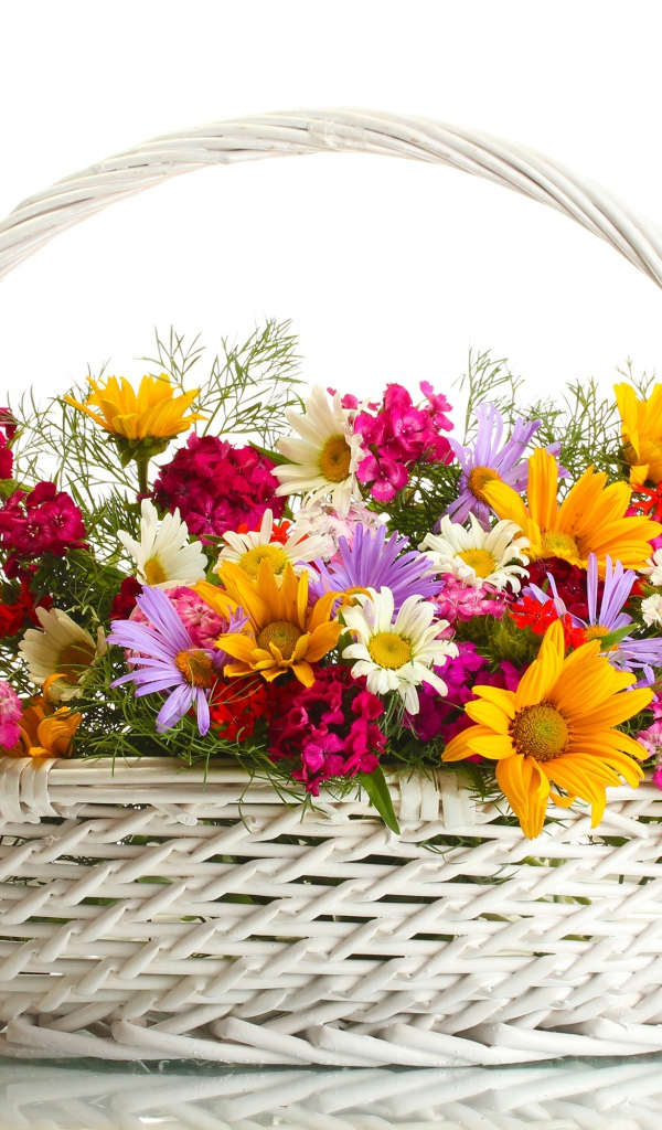 Белая плетеная корзина с цветами на белом фоне