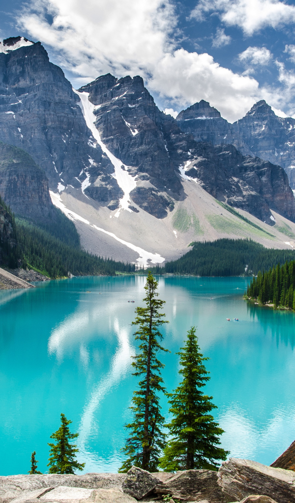 Высокие покрытые снегом горы у озера с голубой водой 