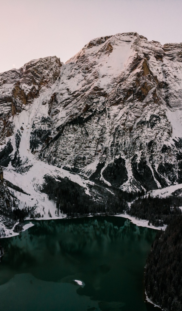 Озеро между заснеженных гор