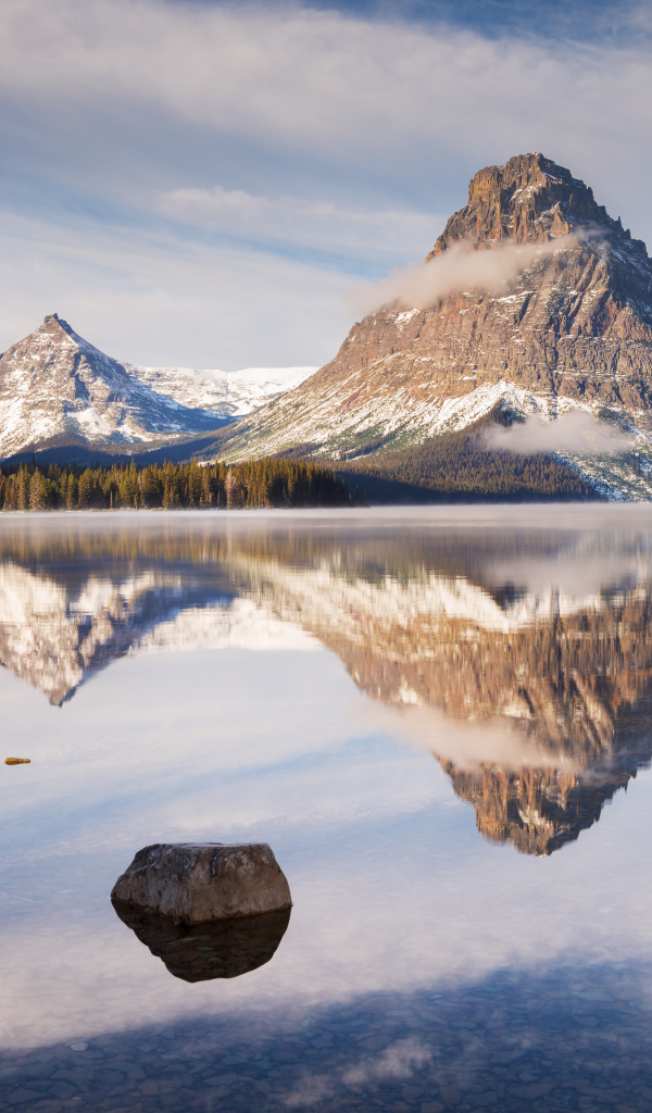 Величественные горы отражаются в прозрачной воде