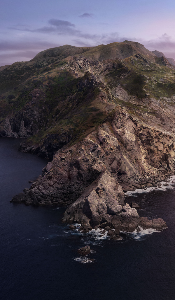 Гора в море под красивым небом, Исландия