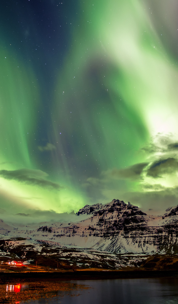 Северное сияние над заснеженными горами, Исландия