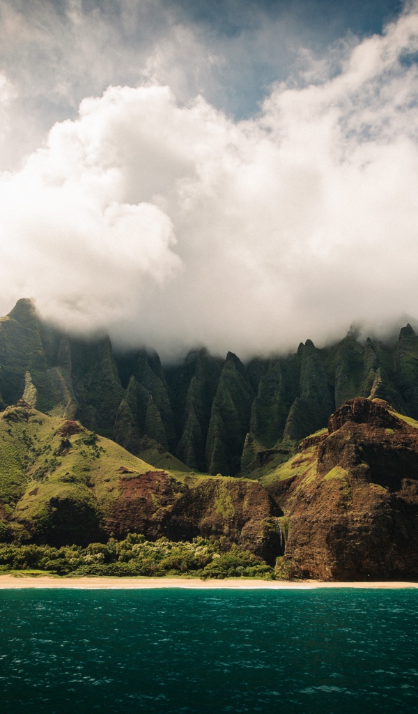 Белые облака окутывают вершину горы у озера