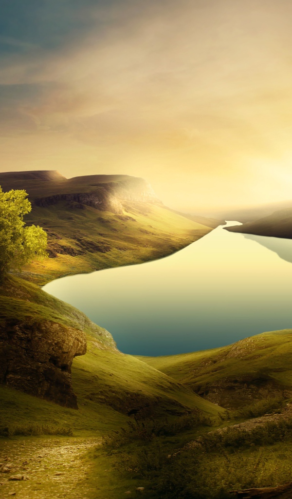 Красивое озеро среди зеленых гор под небом