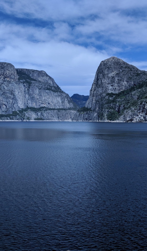 Спокойная вода в озере среди камней 