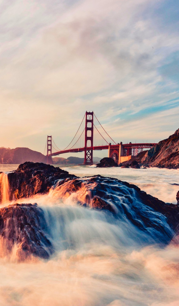 Мост Золотые Ворота над быстрой рекой в лучах солнца