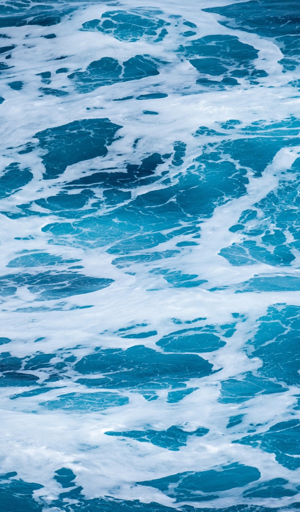 Голубая морская вода с белой пеной