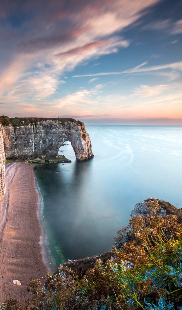 Утес у моря под красивым небом