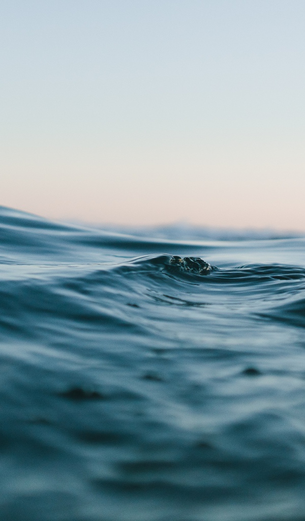 Маленькие волны в море 