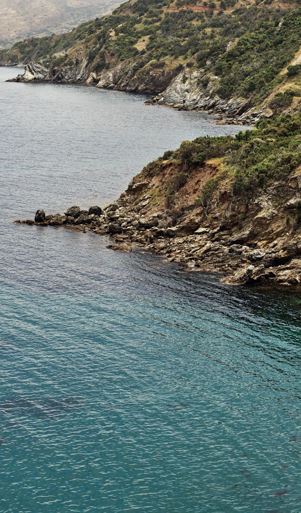 Голубая морская вода у скалистых берегов