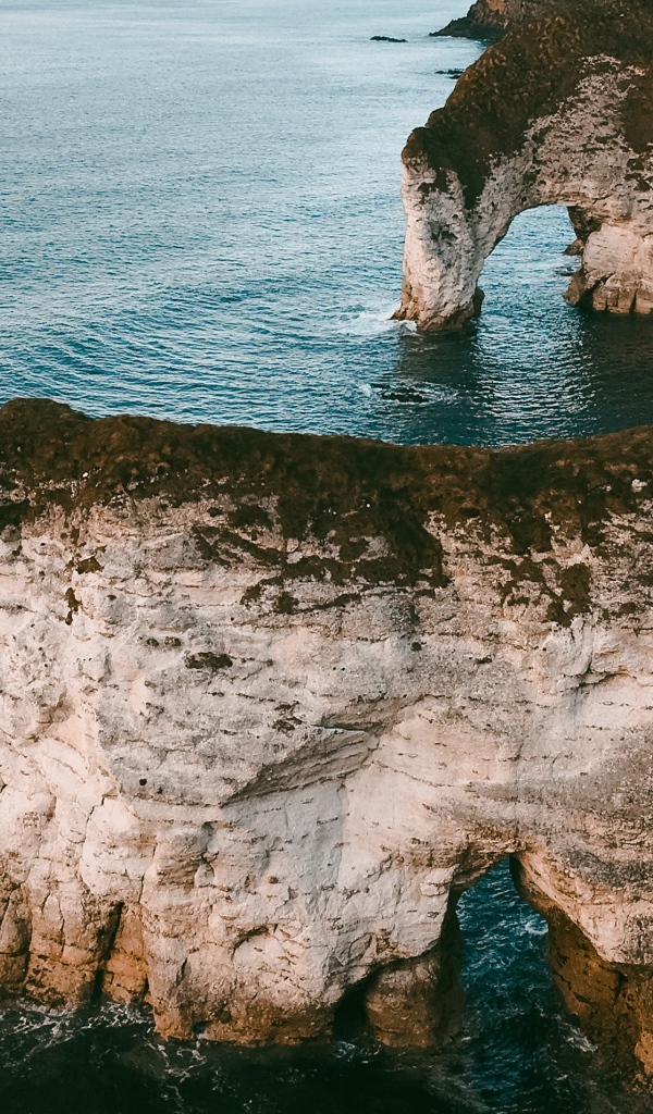 Каменные утесы с арками в океане 