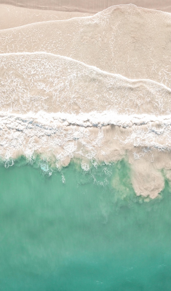 Теплые белые морские волны на песке 