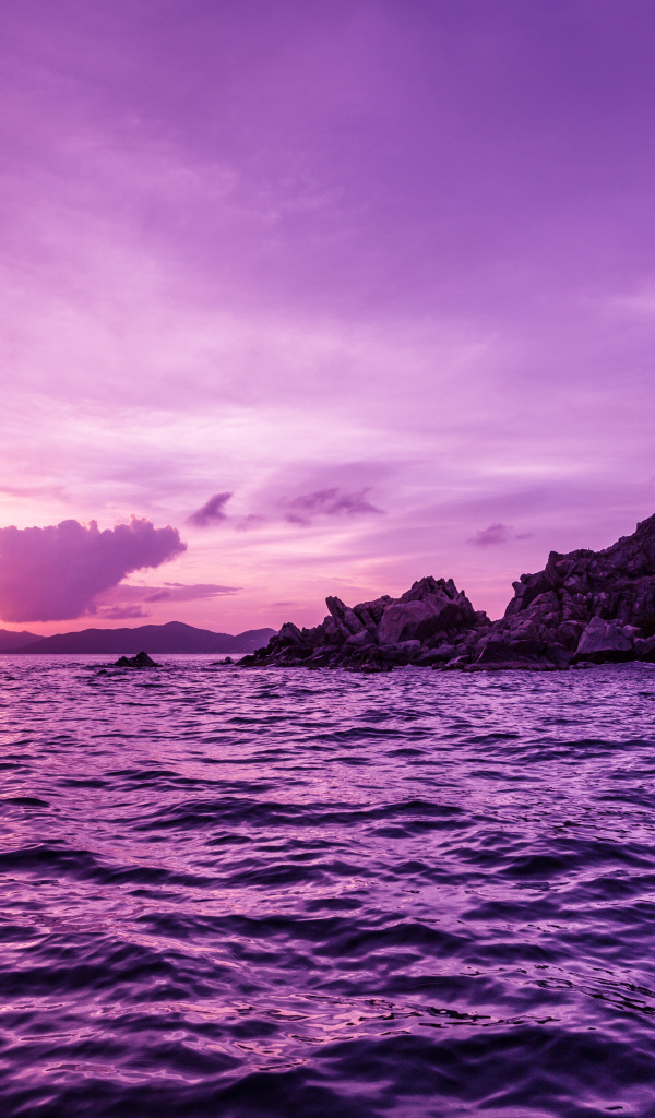 Вода в море на фоне фиолетового заката 