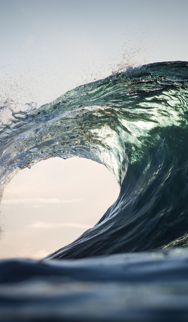 Белая волна поднимается в море