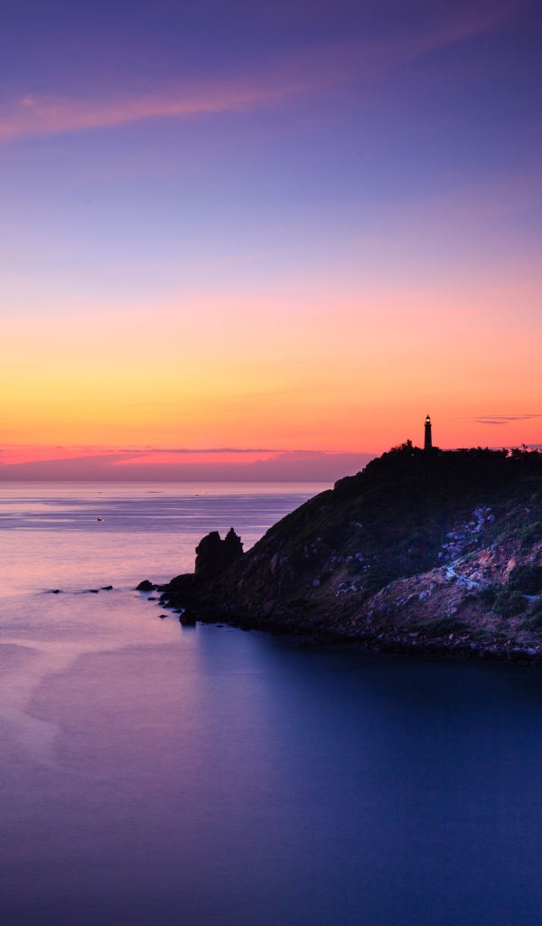 Красивый розовый закат на горизонте у залива